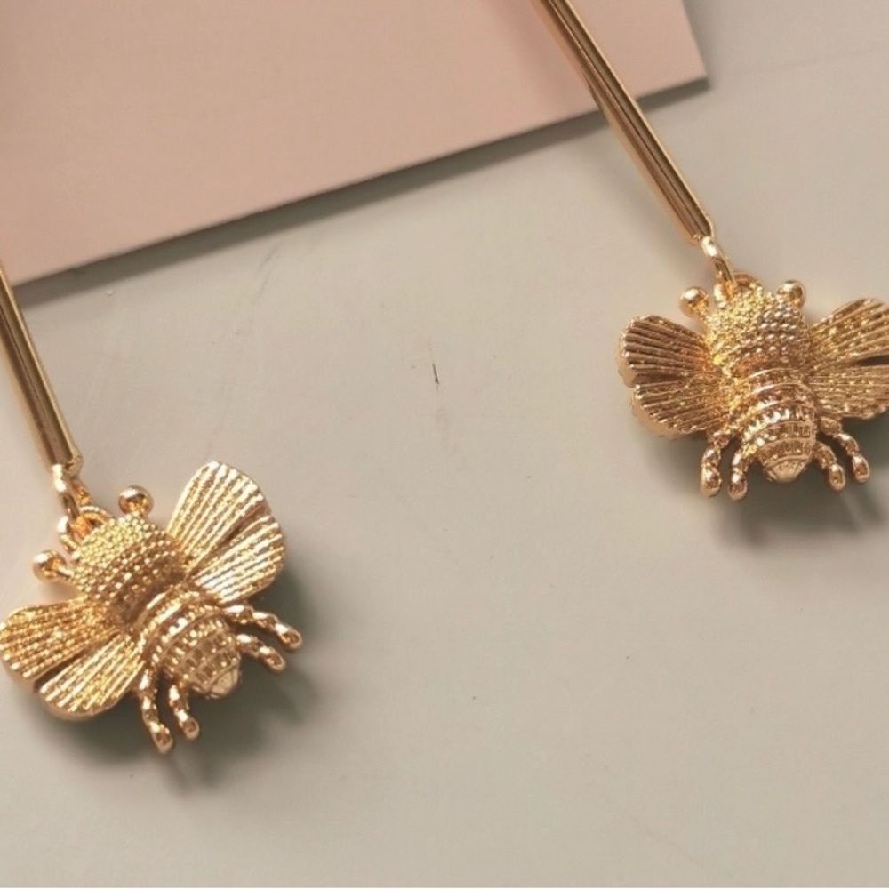 Kate Spade Gold and White Floral Daisy bumblebee Earrings - Picture 3 of 3